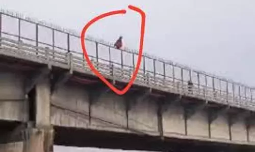 UP News: युवती ने गंगा में कूदकर की आत्महत्या की कोशिश, गोताखोरों ने सुरक्षित बचाया UP News: युवती ने गंगा में कूदकर की आत्महत्या की कोशिश, गोताखोरों ने सुरक्षित बचाया