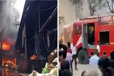 Delhi के नजफगढ़ में नमकीन बनाने की फैक्टरी में लगी भीषण आग Delhi के नजफगढ़ में नमकीन बनाने की फैक्टरी में लगी भीषण आग