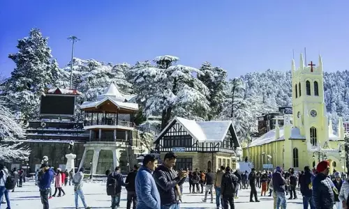 Himachal: भारी बर्फबारी के बीच कुल्लू में फंसे 5000 से अधिक पर्यटकों को बचाया गया