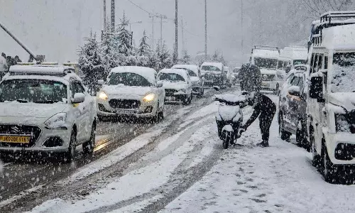Jammu: निचले इलाकों में मौसम की पहली बर्फबारी से सूखा खत्म