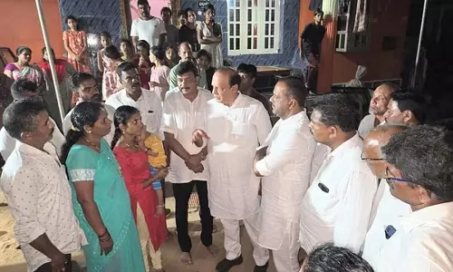 शहीद की पत्नी को सरकारी नौकरी देने के लिए CM सिद्धारमैया से बात करने का वादा शहीद की पत्नी को सरकारी नौकरी देने के लिए CM सिद्धारमैया से बात करने का वादा