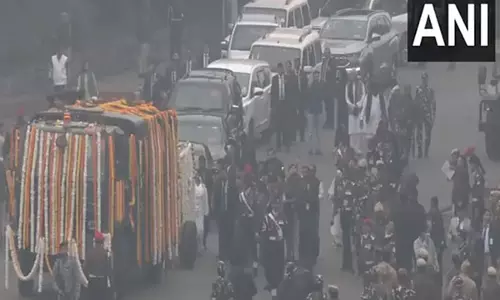 पूर्व प्रधानमंत्री मनमोहन सिंह का अंतिम संस्कार Nigambodh Ghat पहुंचा
