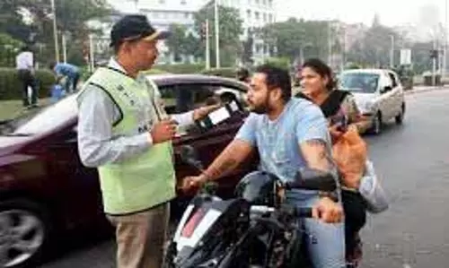 Traffic police ने इस साल उल्लंघनकर्ताओं से 22.69 करोड़ रुपये वसूले Traffic police ने इस साल उल्लंघनकर्ताओं से 22.69 करोड़ रुपये वसूले