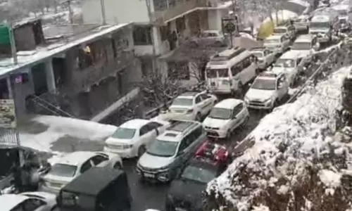 Himachal : भारी बर्फबारी के बीच पुलिस ने कैसे 1,000 वाहनों का जाम खुलवाया Himachal : भारी बर्फबारी के बीच पुलिस ने कैसे 1,000 वाहनों का जाम खुलवाया