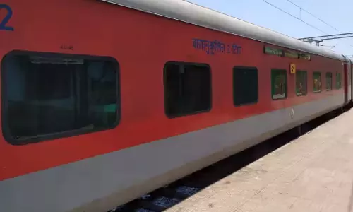डोंगरगढ़ में 2 ट्रेनों को रोका गया, यात्री परेशान