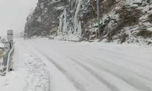 Himachal Pradesh: अटल टनल में बर्फबारी जारी, ऑटो फिसलने से बाल-बाल बचा ड्राइवर Himachal Pradesh: अटल टनल में बर्फबारी जारी, ऑटो फिसलने से बाल-बाल बचा ड्राइवर