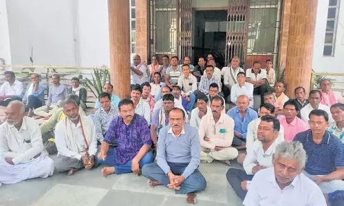 Bargarh में धान खरीद में ‘देरी’ को लेकर किसानों ने धरना दिया