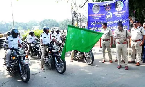 Guntur: हेलमेट पहनने पर जागरूकता रैली निकाली Guntur: हेलमेट पहनने पर जागरूकता रैली निकाली