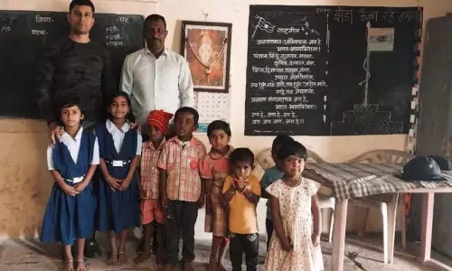 पुलिस अधीक्षक समीर शेख ने सुदूर जंगटी गांव का दौरा: ग्रामीणों-छात्रों से बातचीत पुलिस अधीक्षक समीर शेख ने सुदूर जंगटी गांव का दौरा: ग्रामीणों-छात्रों से बातचीत