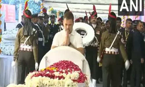 Rahul Gandhi ने पूर्व प्रधानमंत्री के पार्थिव शरीर पर पुष्पांजलि अर्पित की Rahul Gandhi ने पूर्व प्रधानमंत्री के पार्थिव शरीर पर पुष्पांजलि अर्पित की