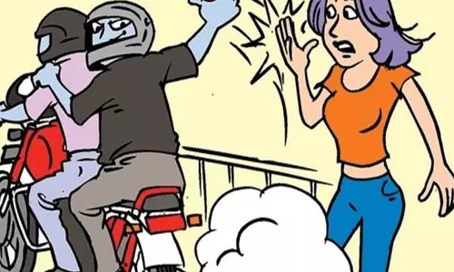 Noida: एमडीपीजी कॉलेज गेट के पास छात्रा का हाथ मरोड़ मोबाइल छीना