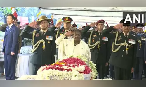 President Draupadi Murmu ने पूर्व प्रधानमंत्री मनमोहन सिंह को श्रद्धांजलि दी