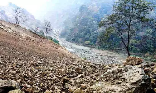 Himachal: कुनाह खड्ड में कचरे की डंपिंग पर कोई रोक नहीं Himachal: कुनाह खड्ड में कचरे की डंपिंग पर कोई रोक नहीं