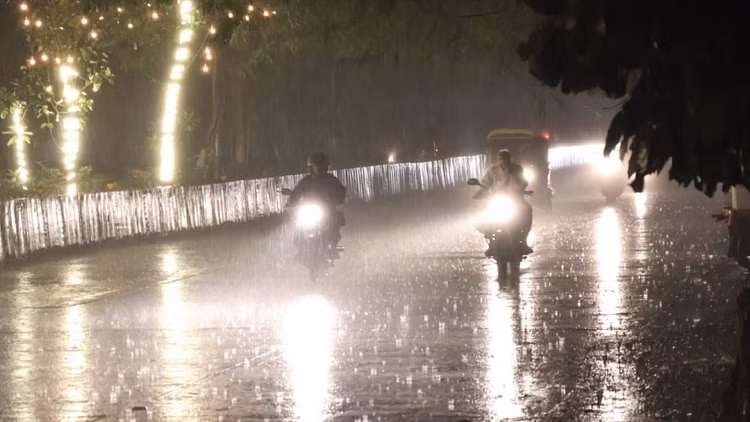 Weather: इंदौर में सुबह हल्की बारिश, अगले सप्ताह से बढ़ेगी ठंड Weather: इंदौर में सुबह हल्की बारिश, अगले सप्ताह से बढ़ेगी ठंड