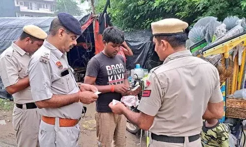 Haryana : गुरुग्राम में पुलिस ने बांग्लादेश से आए अवैध प्रवासियों के खिलाफ अभियान चलाया Haryana : गुरुग्राम में पुलिस ने बांग्लादेश से आए अवैध प्रवासियों के खिलाफ अभियान चलाया