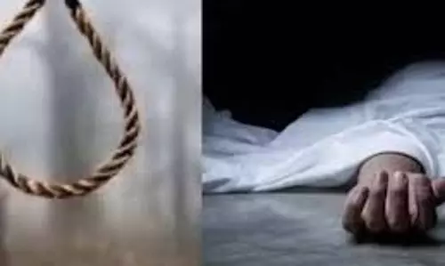 Sagar: विवाहिता का फंदे से लटका मिला शव, पलंग पर बेटी का शव ; हत्या की आशंका