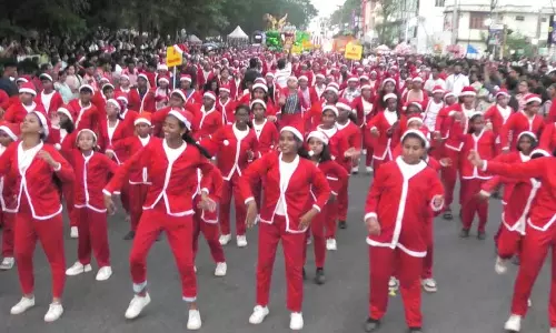 Kerala :  त्रिशूर में जश्न का माहौल, 15,000 सांता सड़कों पर उतरे