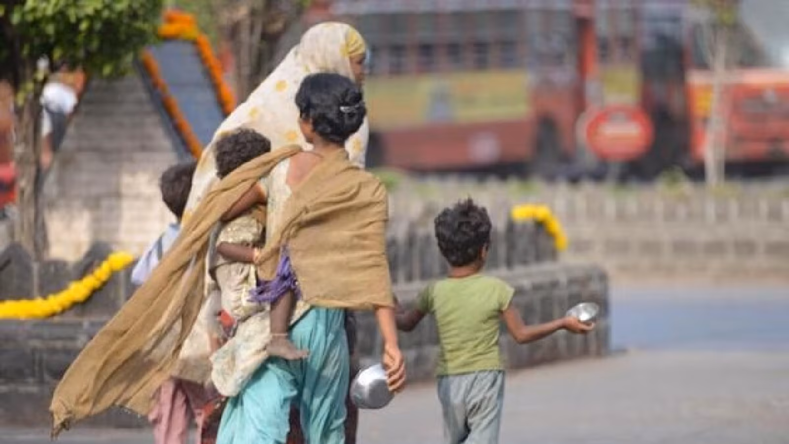 Indore: भिखारी भी इंदौर में भीख मांगकर अच्छी कमाई कर रहे