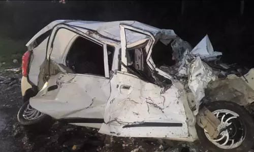 Kerala : थेनी में बस-कार की टक्कर में 3 मलयाली मारे गए, 18 घायल Kerala : थेनी में बस-कार की टक्कर में 3 मलयाली मारे गए, 18 घायल