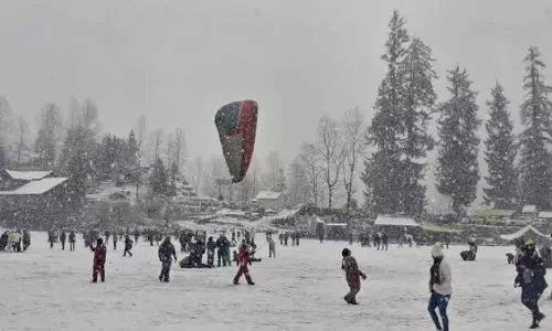 Manali-Leh राजमार्ग पर सोलंग नाला में भारी बर्फबारी से 5,000 से अधिक पर्यटक फंस गए