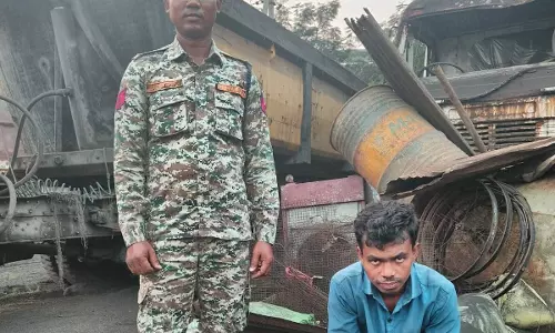 पुलिस ने की अवैध कबाड़ पर कार्रवाई, माजदा वाहन और डंप कबाड़ जब्त