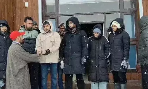 Doodhpathri में भारी बर्फबारी के बाद फंसे नौ पर्यटकों को बचाया गया Doodhpathri में भारी बर्फबारी के बाद फंसे नौ पर्यटकों को बचाया गया