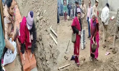 जामा मस्जिद के पास पुलिस के चौकी निर्माण में महिलाओं ने किया श्रमदान, खुद को बताया सौभाग्यशाली