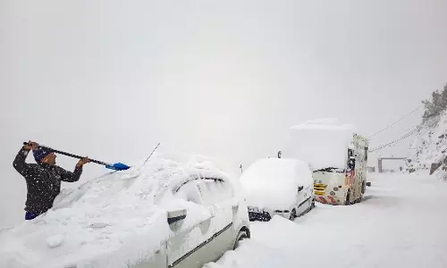 Kashmir : भारी बर्फबारी के बीच फंसे पर्यटकों को मस्जिद में मिली शरण Kashmir : भारी बर्फबारी के बीच फंसे पर्यटकों को मस्जिद में मिली शरण
