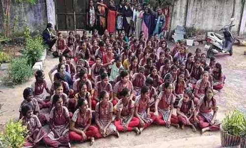 KGBV के छात्र अपने शिक्षकों की मांग को लेकर प्रदर्शन कर रहे KGBV के छात्र अपने शिक्षकों की मांग को लेकर प्रदर्शन कर रहे