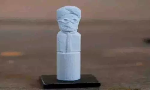 Micro artist ने चॉक के टुकड़े पर उकेरी मनमोहन सिंह की तस्वीर
