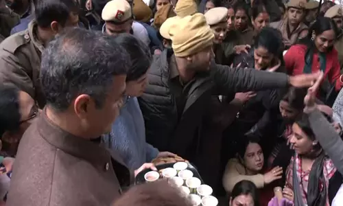 मतदाताओं को पैसे बांटने के आरोप में प्रवेश वर्मा के घर के बाहर AAP का प्रदर्शन