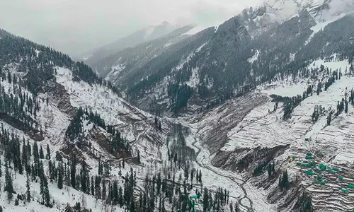 Himachal: बर्फ से ढकी मनाली सड़क से फिसलकर घाटी में गिरे यात्री Himachal: बर्फ से ढकी मनाली सड़क से फिसलकर घाटी में गिरे यात्री