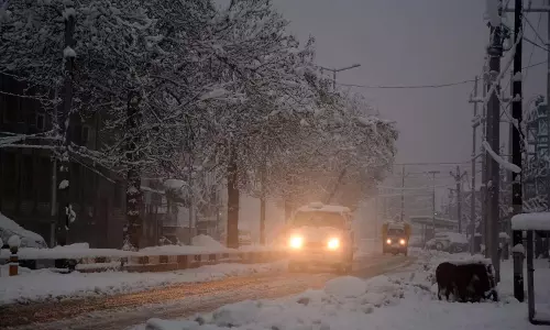 भारी बर्फबारी से जनजीवन अस्त-व्यस्त, Jammu-श्रीनगर राजमार्ग पर सैकड़ों लोग फंसे भारी बर्फबारी से जनजीवन अस्त-व्यस्त, Jammu-श्रीनगर राजमार्ग पर सैकड़ों लोग फंसे