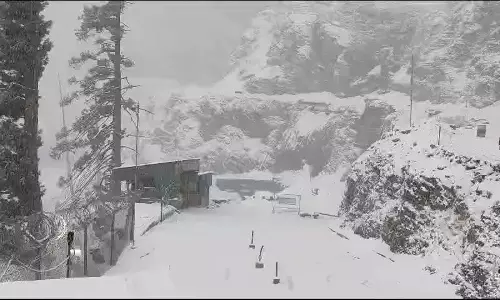 J-K में मुगल रोड पर बर्फबारी में फंसे छह लोगों को बचाया गया