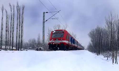 J-K में बर्फ जमा होने के कारण बनिहाल-बारामूला खंड पर ट्रेन सेवाएं स्थगित
