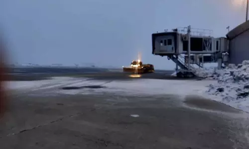 Snowfall in Kashmir: श्रीनगर हवाई अड्डे पर विमानों का परिचालन रोका गया