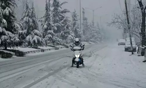 Jammu: बर्फबारी से कश्मीर सफेद रंग में रंग गया Jammu: बर्फबारी से कश्मीर सफेद रंग में रंग गया