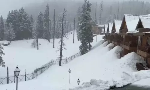 Uri के ऊपरी इलाकों में बर्फबारी, मैदानी इलाकों में बारिश