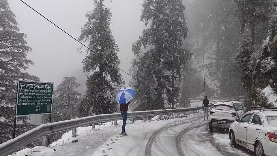 Dehradun में बारिश व बर्फबारी पड़ने लगी कड़ाके की ठंड
