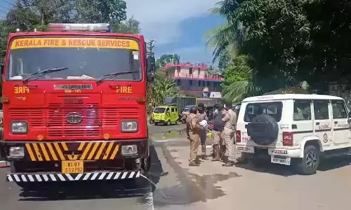 Kerala: स्कूटर पर लॉरी की टक्कर, यात्री सड़क पर गिरा, स्कूटर सवार की मौत Kerala: स्कूटर पर लॉरी की टक्कर, यात्री सड़क पर गिरा, स्कूटर सवार की मौत