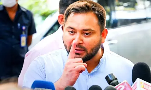 Tejashwi Yadav : नीतीश को करीबी सहयोगी बंधक बनाकर फैसले ले रहे