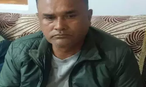 Sidhi: रिश्वतखोर अधिकारी को लोकायुक्त टीम ने बीती रात रंगे हाथों पकड़ा Sidhi: रिश्वतखोर अधिकारी को लोकायुक्त टीम ने बीती रात रंगे हाथों पकड़ा