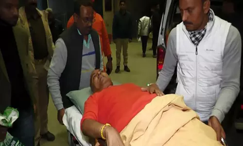Maha Kumbh के रास्ते में टक्कर से महामंडलेश्वर अरुण गिरी घायल Maha Kumbh के रास्ते में टक्कर से महामंडलेश्वर अरुण गिरी घायल