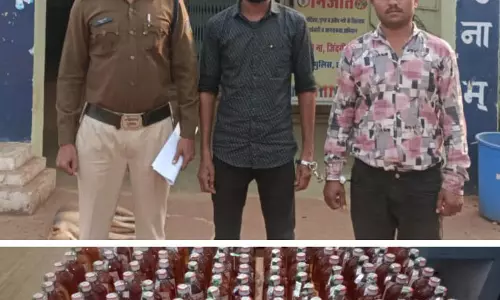 रायपुर : डबरी किनारे शराब बेचते 2 गिरफ्तार रायपुर : डबरी किनारे शराब बेचते 2 गिरफ्तार