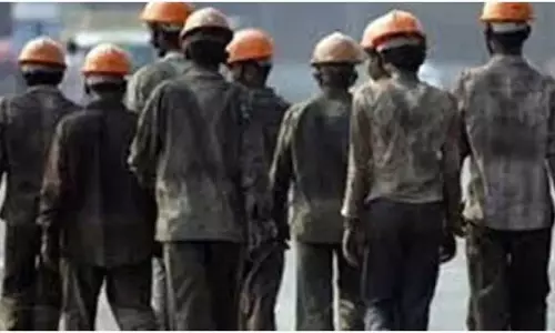 Pune: शेड पर काम करते समय गिरने से मजदूर की मौत, तीन घायल