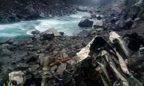 Chenab नदी के पास मालवाहक जहाज गिरा, तीन की मौत