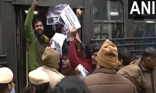 दिल्ली पुलिस ने BPSC अभ्यर्थियों पर लाठीचार्ज के खिलाफ प्रदर्शन कर रहे SFI सदस्यों को हिरासत में लिया