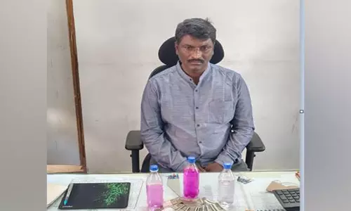 Telangana : सिद्दीपेट जिले में नायब तहसीलदार को एसीबी ने रिश्वत लेते रंगे हाथों पकड़ा Telangana : सिद्दीपेट जिले में नायब तहसीलदार को एसीबी ने रिश्वत लेते रंगे हाथों पकड़ा