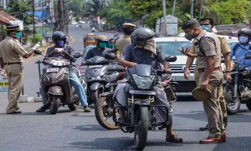 केरल: रंगीन-LED लाइटें बंद रहेंगी, 15 जनवरी तक सख्त वाहन जांच केरल: रंगीन-LED लाइटें बंद रहेंगी, 15 जनवरी तक सख्त वाहन जांच