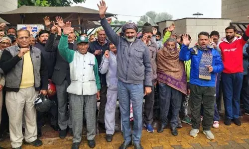 POJK के DPS ने एकमुश्त निपटान पैकेज और अन्य मांगों को लेकर प्रदर्शन किया POJK के DPS ने एकमुश्त निपटान पैकेज और अन्य मांगों को लेकर प्रदर्शन किया